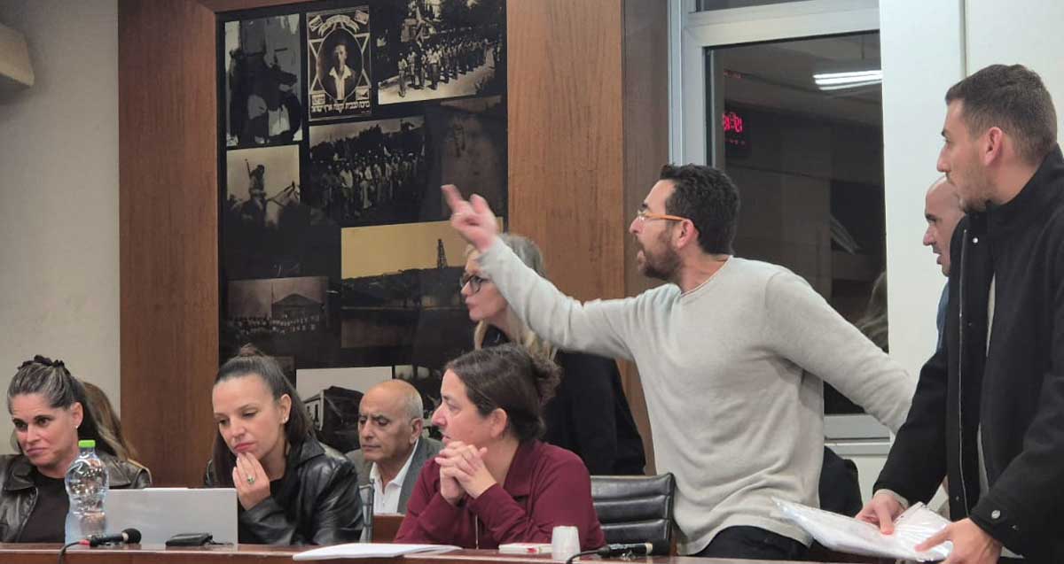 אוהד בלייר מצביע ונעמד על רגליו לצד חברי מועצה נוספים מרמת השרון בדיון