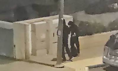 נערים בקפוצ׳ינים שחורים מרססים גרפיטי על ארונות תקשורת וחשמל ברחוב בהרצליה