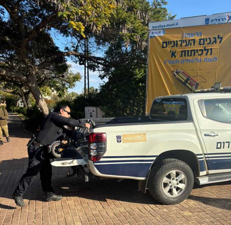 מבצע אכיפה בהרצליה נגד עבירות מסכנות חיים בכלים דו־גלגליים. צילום: דוברות המשטרה