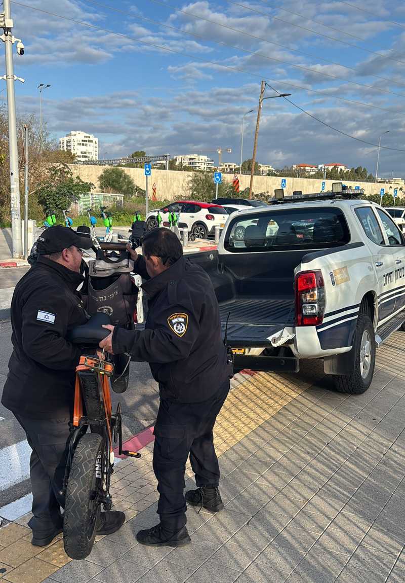 מבצע אכיפה בהרצליה נגד עבירות מסכנות חיים בכלים דו־גלגליים. צילום: דוברות המשטרה