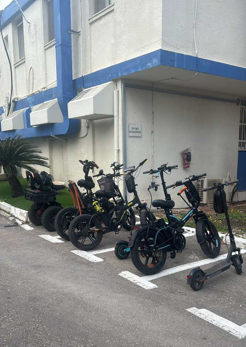 כלים דו־גלגליים שנתפסו במבצע אכיפה של המשטרה בהרצליה. צילום: דוברות המשטרה