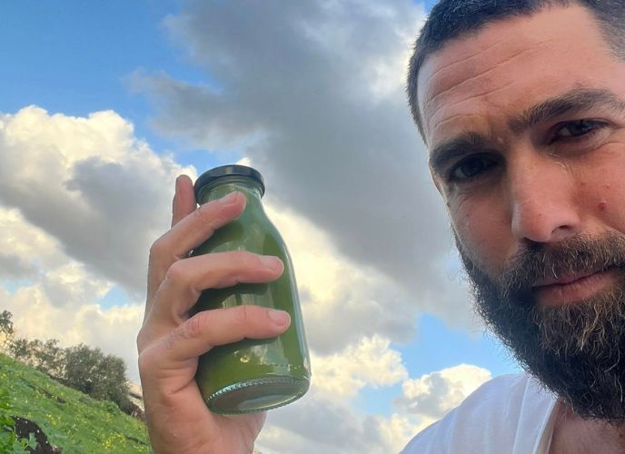 עמנואל רובינסון עם מיץ ירוק שסחט, צילום פרטי