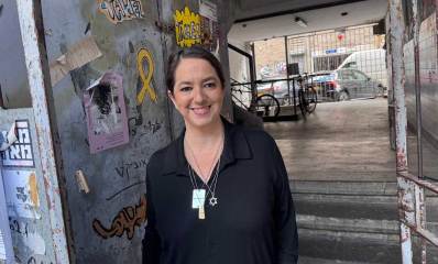 קרן מקסימוב ברנדס בלובי של בניין מכוסה גרפיטי