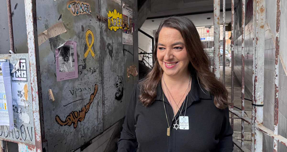 קרן מקסימוב ברנדס בלובי של בניין מכוסה גרפיטי