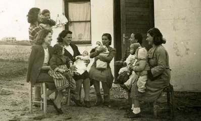 תמונה בשחור לבן. עולות מטורקיה עם ילדיהן בשיכון שבזי