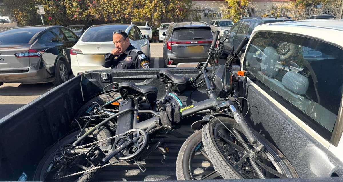 אכיפת חוקי תנועה על דו גלגליים. אופניים על טנדר.