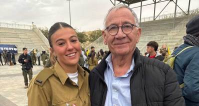 משה פדלון ונכדתו דניאל עם מדי קצינה בדרגת סגן משנה במגרש המסדרים בטקס סיום קור קצינים