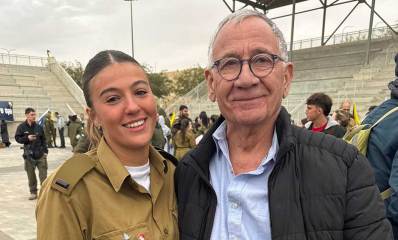 משה פדלון ונכדתו דניאל עם מדי קצינה בדרגת סגן משנה במגרש המסדרים בטקס סיום קור קצינים