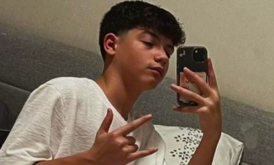 נדב רפאל אוחז טלפון נייד ומצלם את עצמ בסלפי