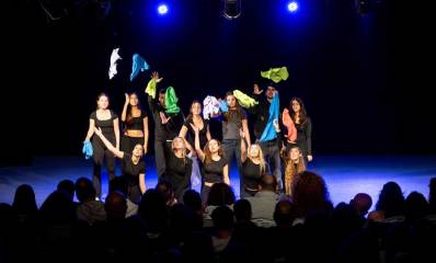 יום פתוח בתיכון אלון רמת השרון. תלמידים על במה מול הקהל.