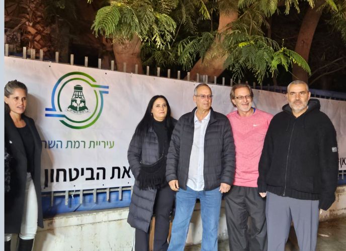 ראש העיר וסגניו במבצע לנעילת תחנת המשטרה. צילום: יריב לוין