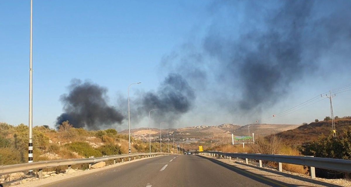 עשן מיתמר ממשרפה בכפר ברשות הפלשתינית. צילום: עמותת אזרחים למען אוויר נקי