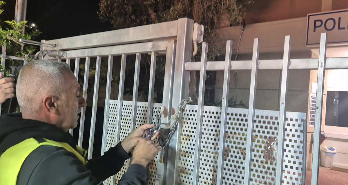 עובד עירייה נועל את שער תחנת המשטרה ברמת השרון