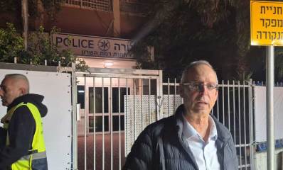 איציק רוכברגר בפתח תחנת המשטרה שנעלה ברמת השרון