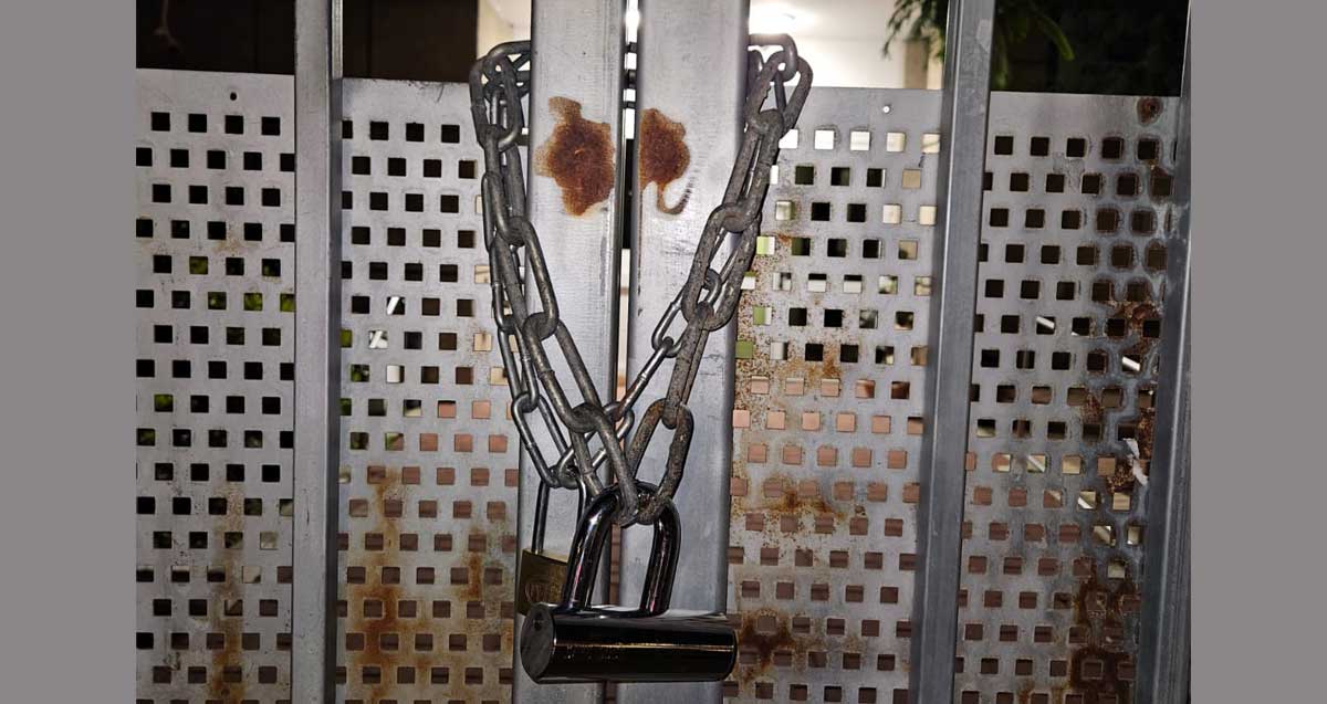 המנעול שהוצב על שער בניין תחנת המשטרה ברחוב טרומפלדור ברמת השרון