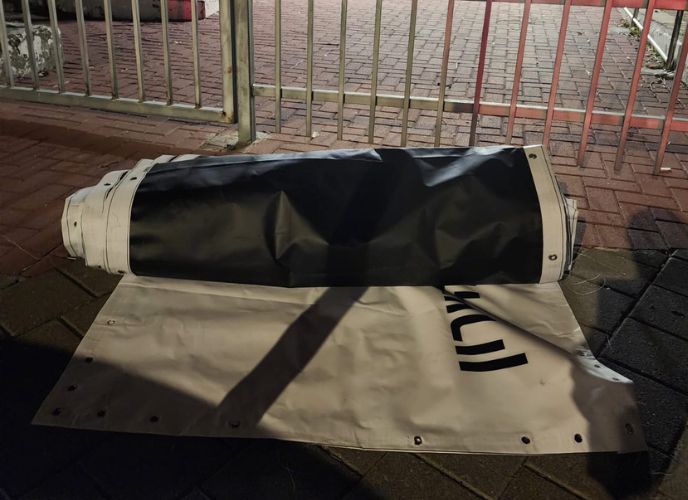 השלט של עיריית הוד השרון מגולגל על הרצפה, צילום: משטרה