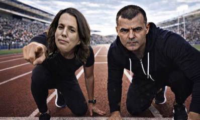 רפי סער והדר לביא מוכנים לתחרות ריצה במסלול בתוך אצטדיון מלא בקהל. איור AI.