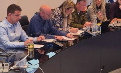 יריב פישר עם נציגי העירייה ופיקוד העורף בתירגול מעבר משגרה לחירום, צילום: עיריית הרצליה