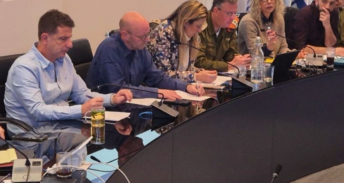 יריב פישר עם נציגי העירייה ופיקוד העורף בתירגול מעבר משגרה לחירום, צילום: עיריית הרצליה