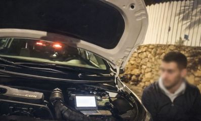 שבח חשוד עצור מטושטש פנים ליד רכב עם מכסה מנוע פתוח,צילום: משטרה