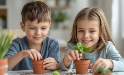 ילד וילדה מקשטים עציצים לכבוד החג, הדמיית בינה מלאכותית: שרון אונליין