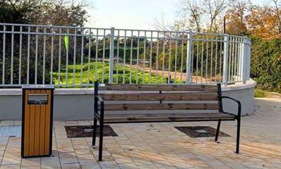 ספסל ואשפון חדשים, צילום: מתוך הפייסבוק של המועצה המקומית כפר שמריהו