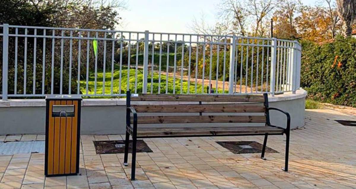 ספסל ואשפון חדשים, צילום: מתוך הפייסבוק של המועצה המקומית כפר שמריהו