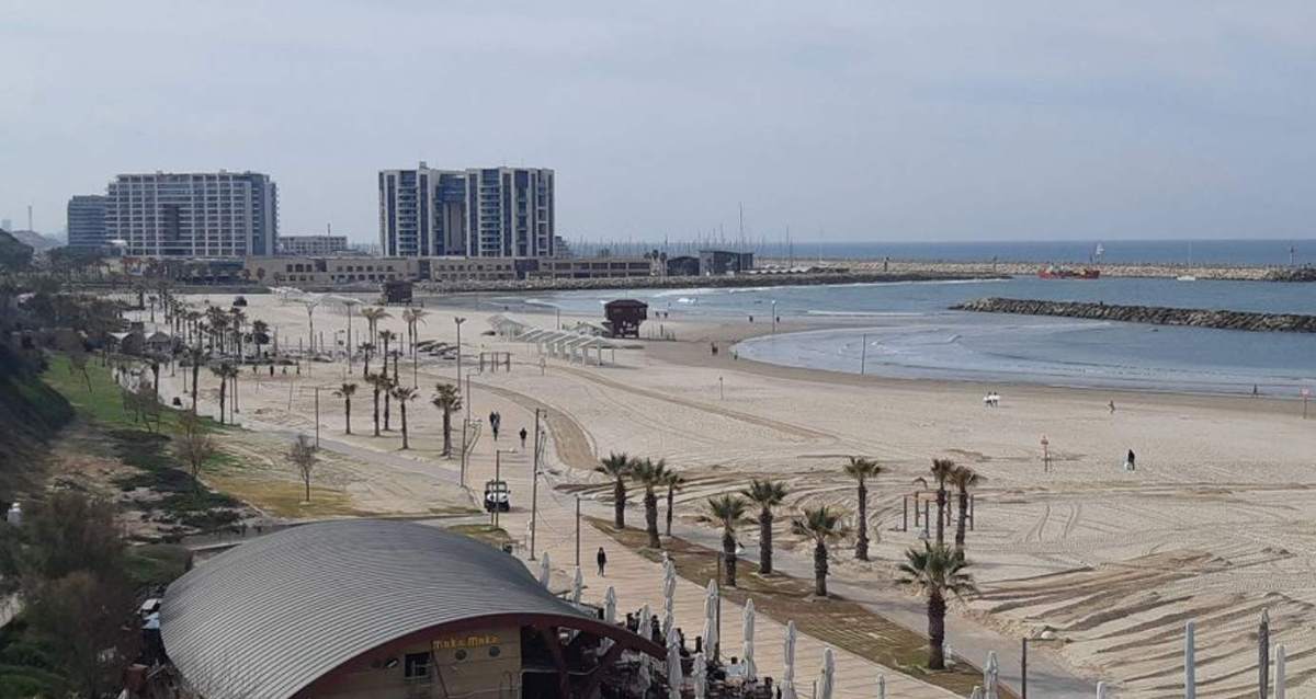 חוף הים בהרצליה, צילום: שרון יונתן