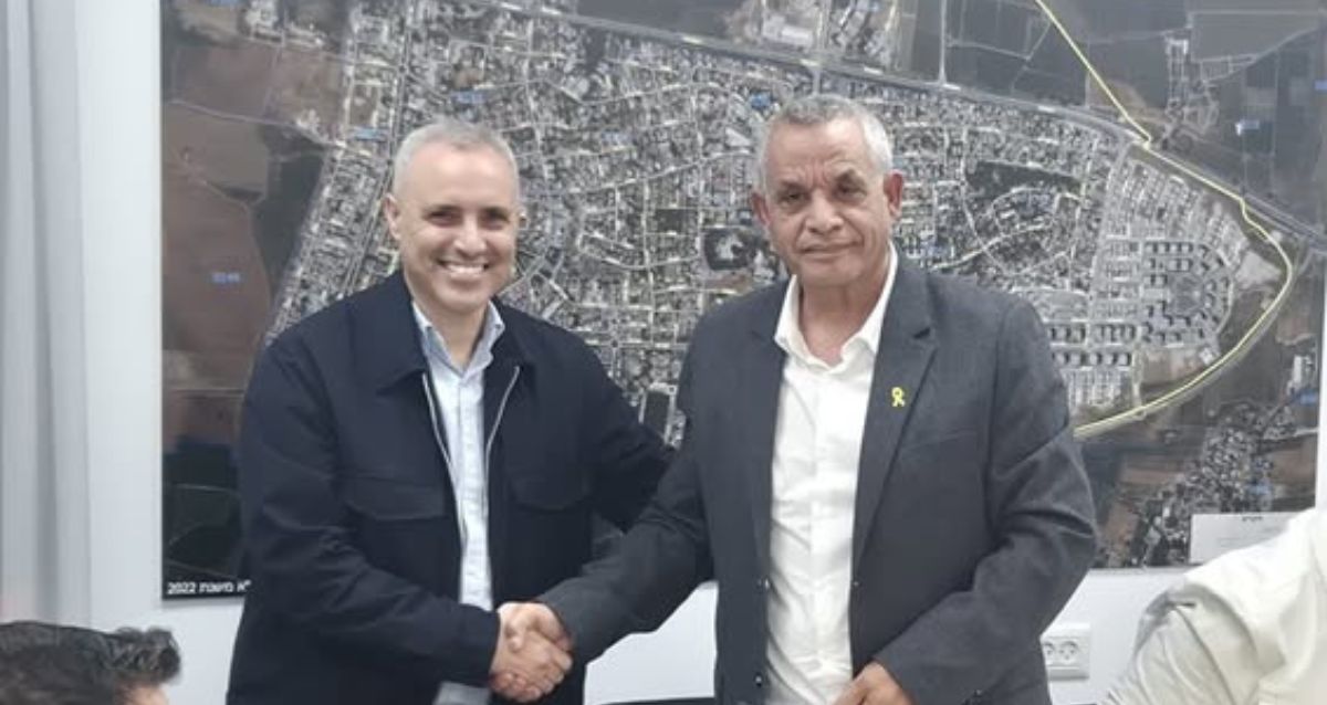 ראש עיריית כפר יונה אלברט טייב ומנכל העירייה ניסן גז לוחצים ידיים, צילום: עיריית כפר יונה