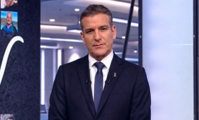 דני קושמרו בחליפה ועניבה כחולה באולפן החדשות, צילם: מתוך אולפן שישי, חדשות 12