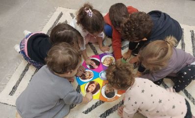 קבוצת ילדים צעירים יושבים בממעגל ומשחקים, צילום מלמעלה, צילום: עיריית כפר סבא