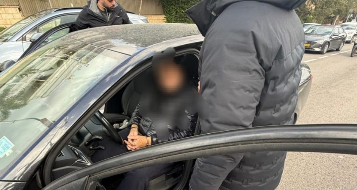 מעצר החשוד בפריצה וגניבה ברכבו, צילום: משטרה