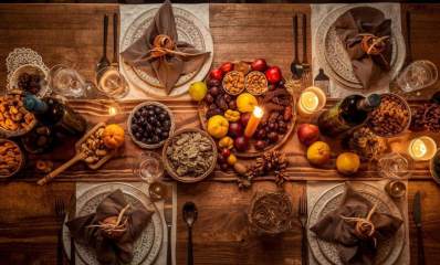 שולחן ערוך לסדר ט״ו בשבט עם פירות יבשים וטריים, אגוזים ויין, הדמיית בינה מלאכותית: שרון אונליין