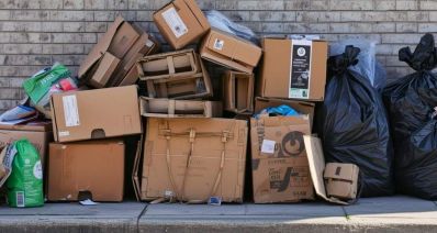 ערימת קרטונים ברחוב ליד שקיות אשפה, הדמיית בינה מלאכותית: שרון אונליין