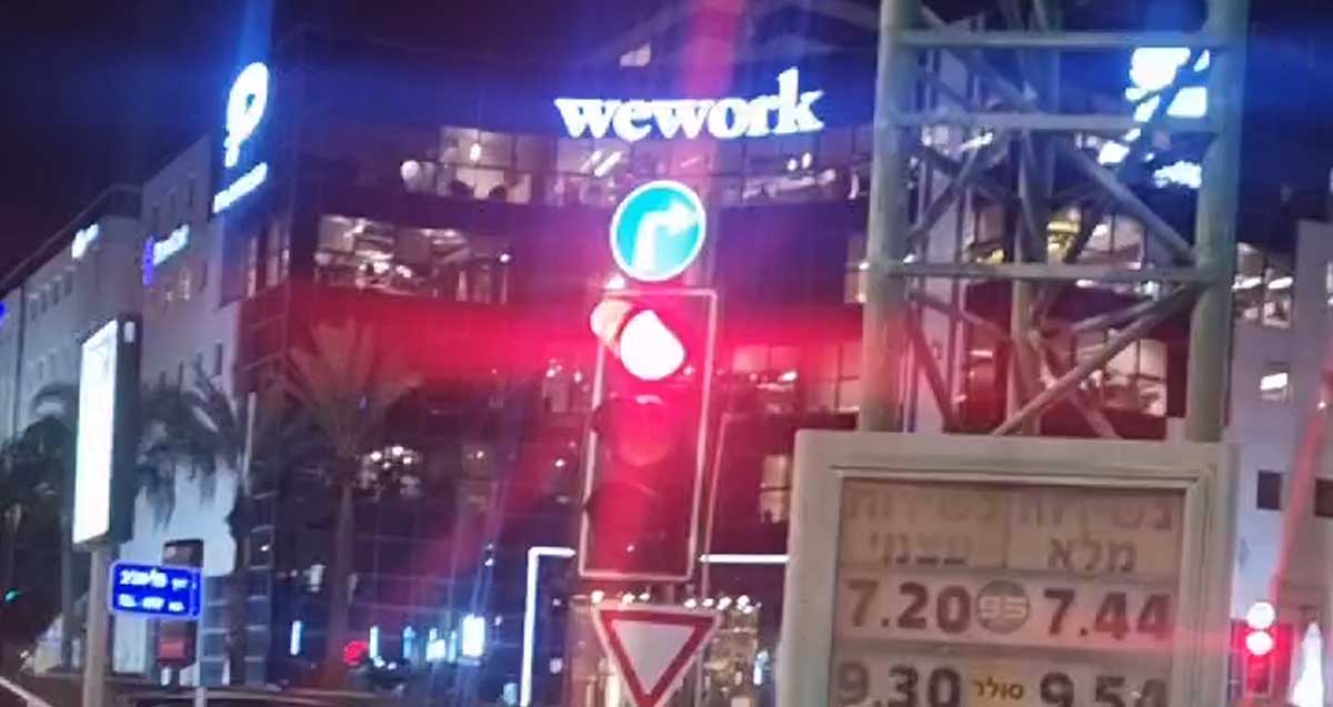 רמזור אדום בצומת מחלף הסירה בהרצליה ליד wework