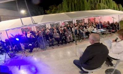 כנס מחזורים של תיכון רוטברג ברמת השרון. המתכנסים תחת אוהל עם שני מנחים מולם