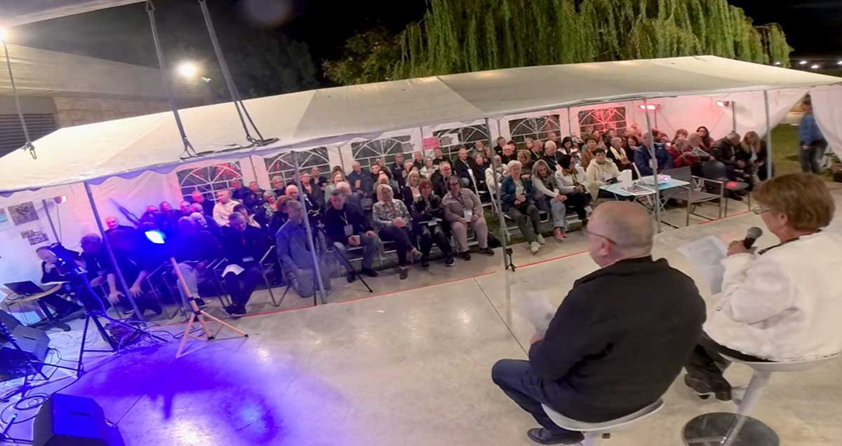 כנס מחזורים של תיכון רוטברג ברמת השרון. המתכנסים תחת אוהל עם שני מנחים מולם