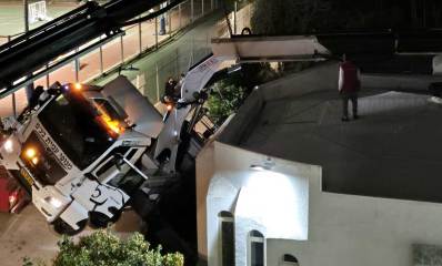משאית מנוף התהפכה כל מבנה ברמת השרון מחולצת על ידי משאית מנוף נוספת