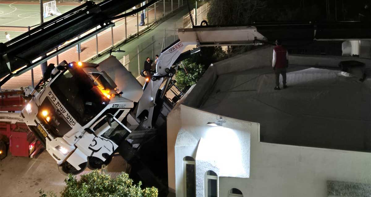 משאית מנוף התהפכה כל מבנה ברמת השרון מחולצת על ידי משאית מנוף נוספת