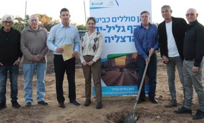 אלכס גולדשטיין, עופר לוי, אייל פביאן, יריב פישר - אירוע הנחת אבן פינה לכביש עוקף גליל ים. בשטח הבנייה. אייל פביאן אוחז באת חפירה
