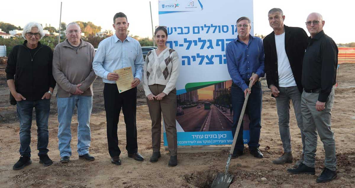 אלכס גולדשטיין, עופר לוי, אייל פביאן, יריב פישר - אירוע הנחת אבן פינה לכביש עוקף גליל ים. בשטח הבנייה. אייל פביאן אוחז באת חפירה