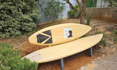 ספסל לזכר יואב פפר ז"ל בבית הספר לב טוב בהרצליה. ספסל בצורת שני גלשנים בצבע צהוב. בגלשן המשענת תמונה של יואב.