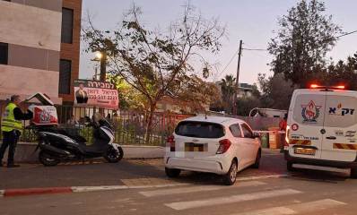 אמבולנס וקטנוע של זקא בהרצליה חונים על המדרכה לפינוי של אירוע טרגי