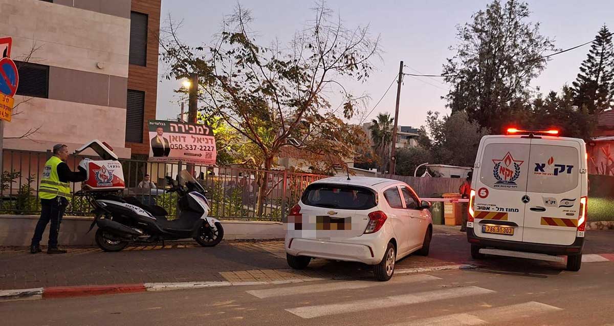 אמבולנס וקטנוע של זקא בהרצליה חונים על המדרכה לפינוי של אירוע טרגי