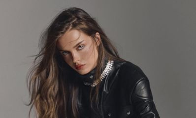 אנה זק לבושה בבגד שחור ואודם אדום, צילום: שי תמיר