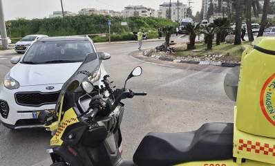 כיכר הנשיאים בהוד השרון. אופנים מווטלות בשולי הכיכר ושוטרים ואנשי מד״א מסביב