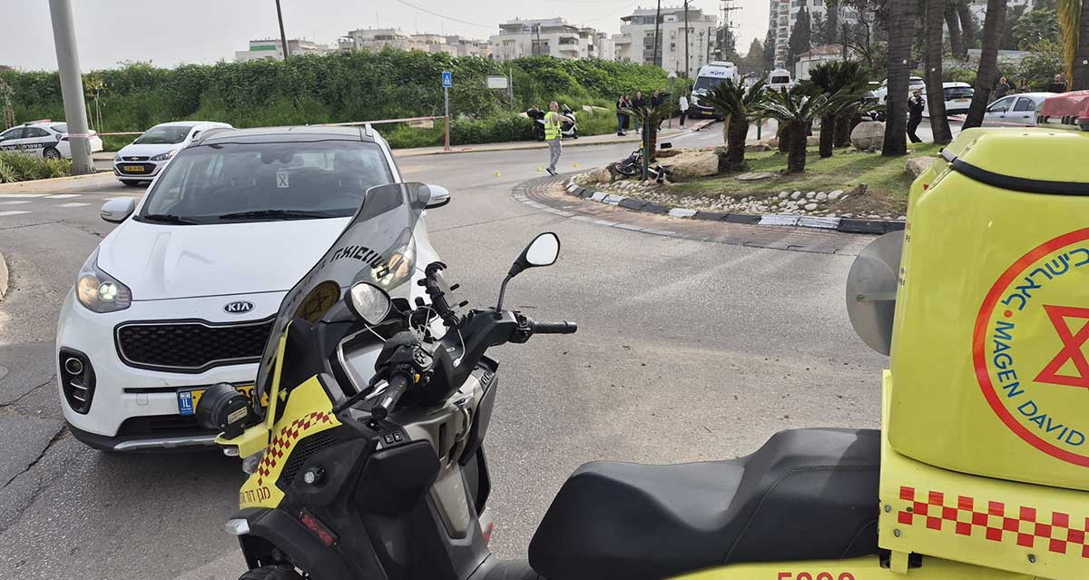 כיכר הנשיאים בהוד השרון. אופנים מווטלות בשולי הכיכר ושוטרים ואנשי מד״א מסביב