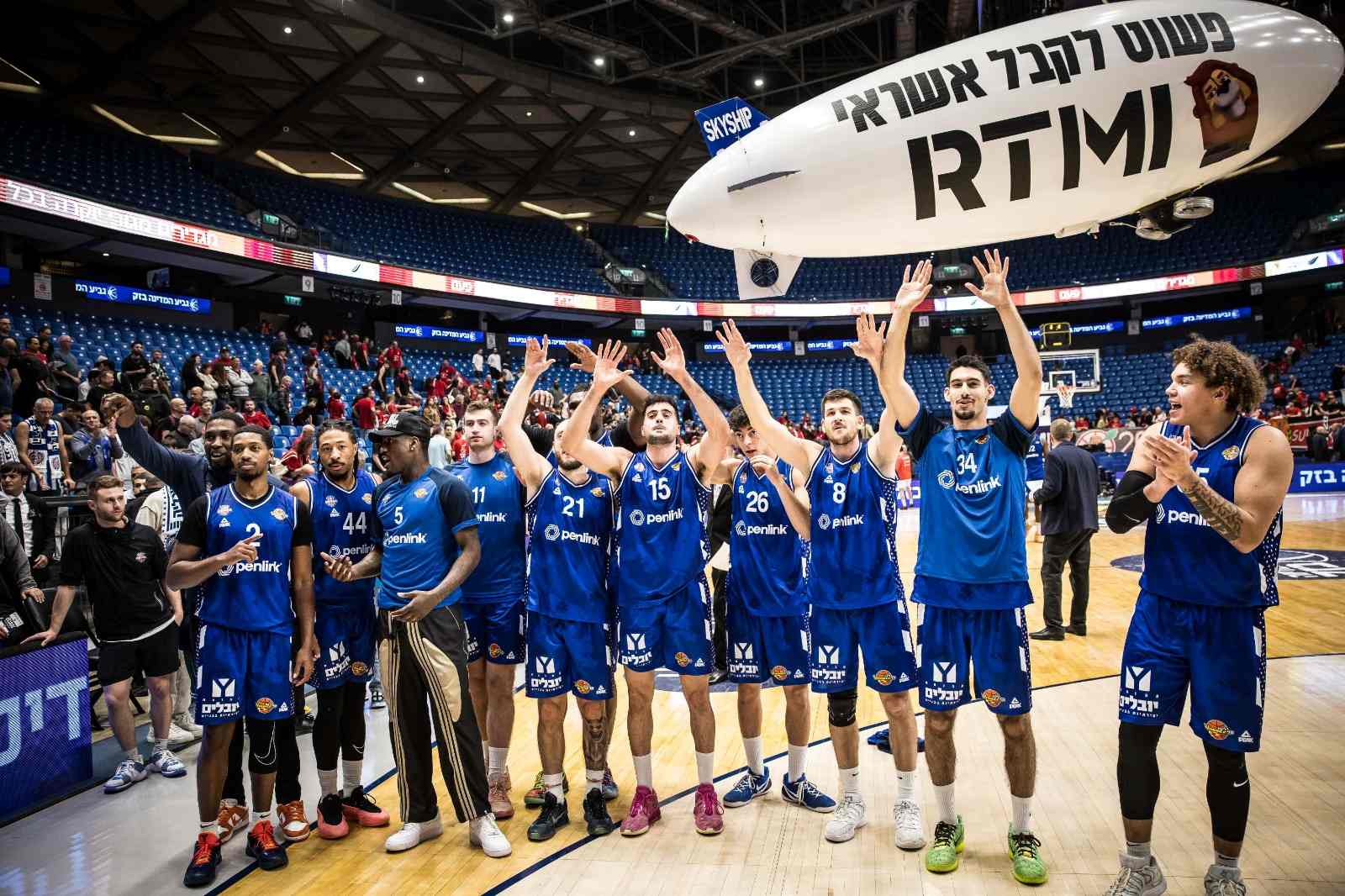 שחקני בני הרצליה חוגגים בסיום המשחק. צילום: עודד קרני, איגוד הכדורסל