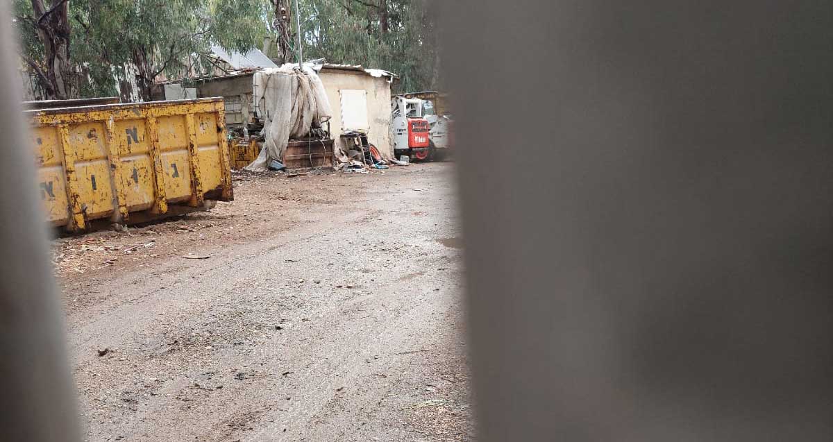 ערימות פסולת בניין בצפון הרצליה