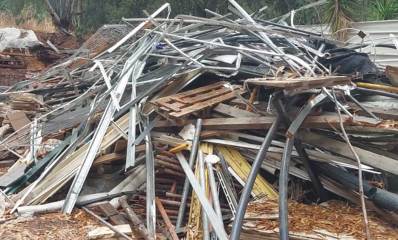 ערימות פסולת בניין בצפון הרצליה